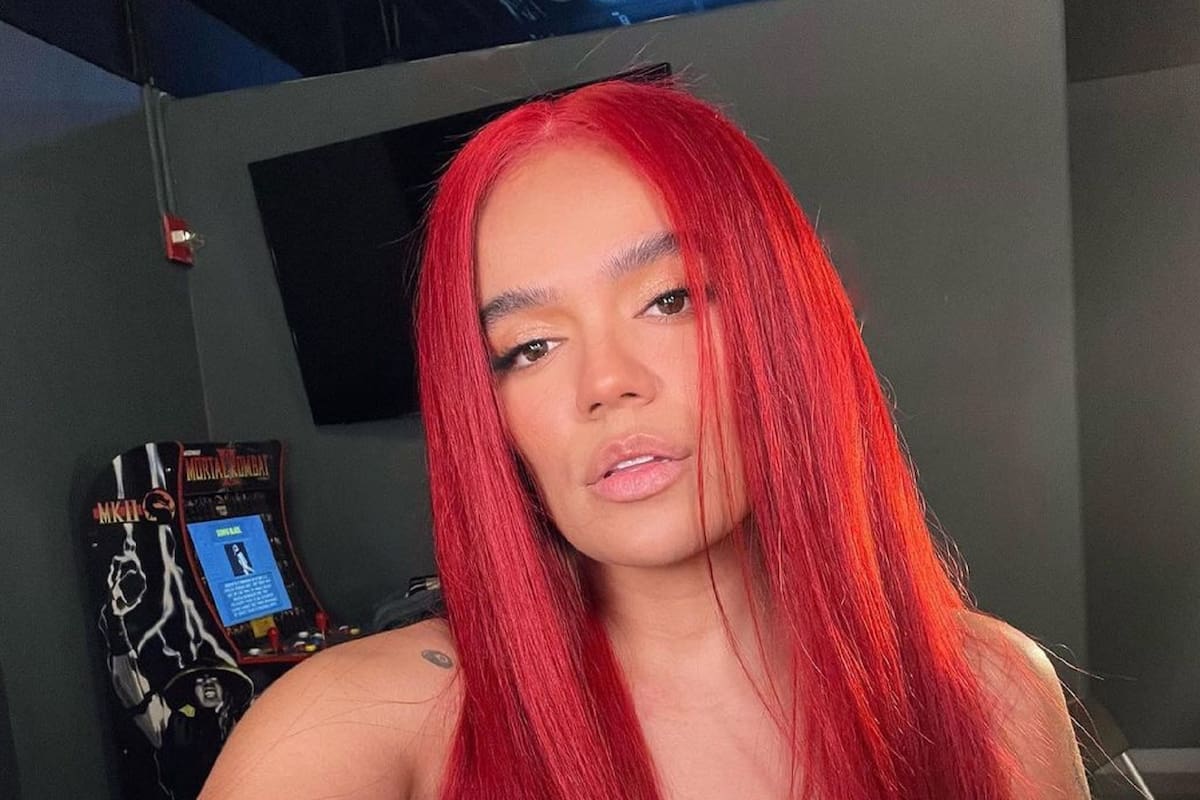 Karol G enseña sus curvas dentro de una piscina