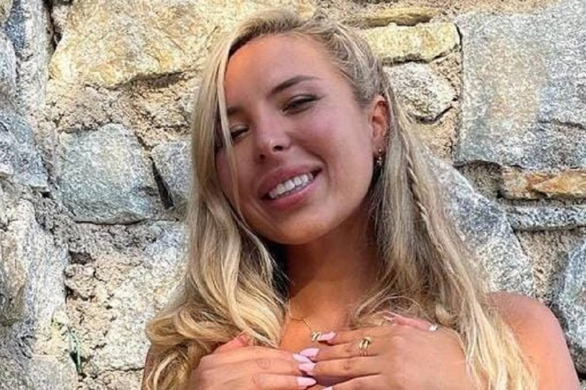 De espaldas Natalia Garibotto modela su diminuto bikini rojo en Instagram