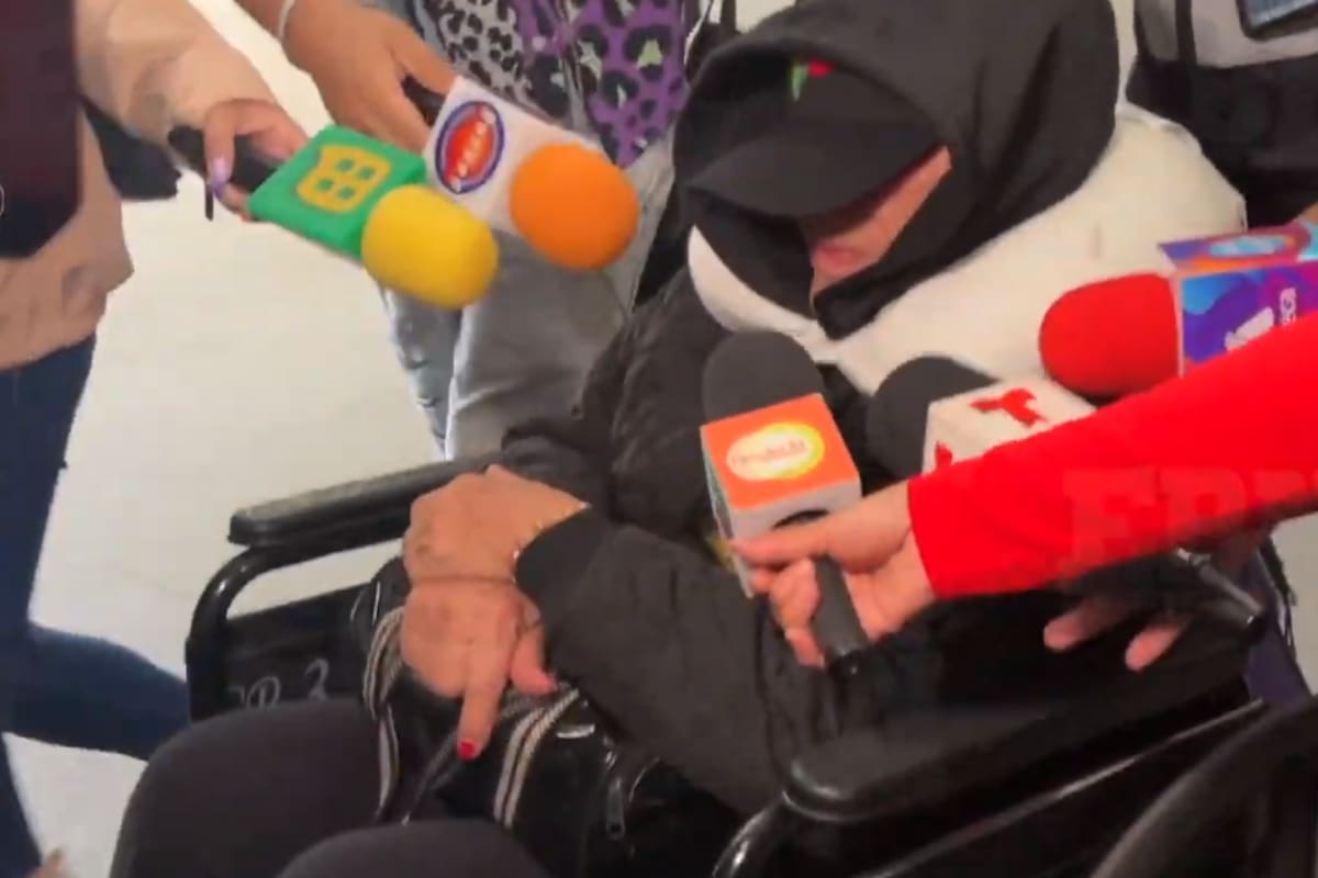 Sylvia Pasquel aparece en silla de ruedas y huye de la prensa