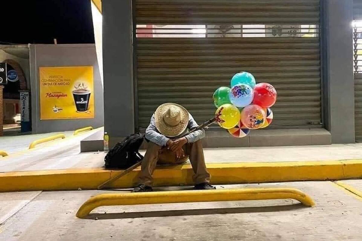FOTOS: Hombre le compra todos los globos a ancianito para que descanse y se hace viral