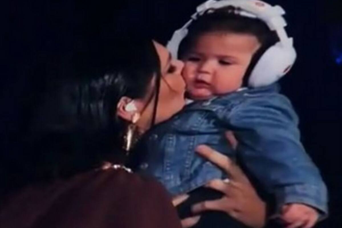 Yuridia emociona al presentar a su hijo Benicio en el Auditorio Nacional