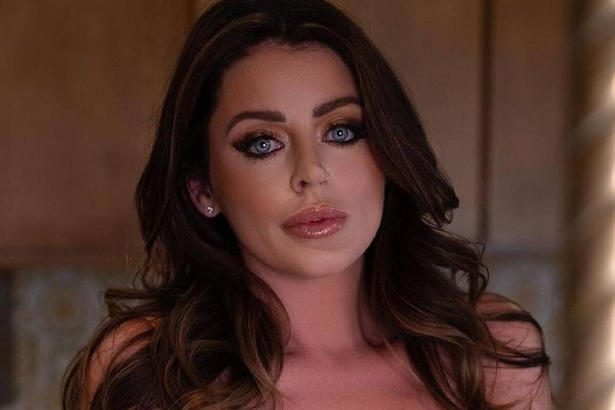 Sophie Dee enamora a sus seguidores con su ropa interior de encaje amarilla