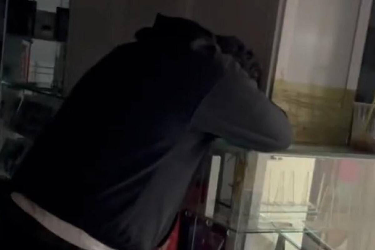 Mujer asusta a un guardia de seguridad pensando que era su esposo