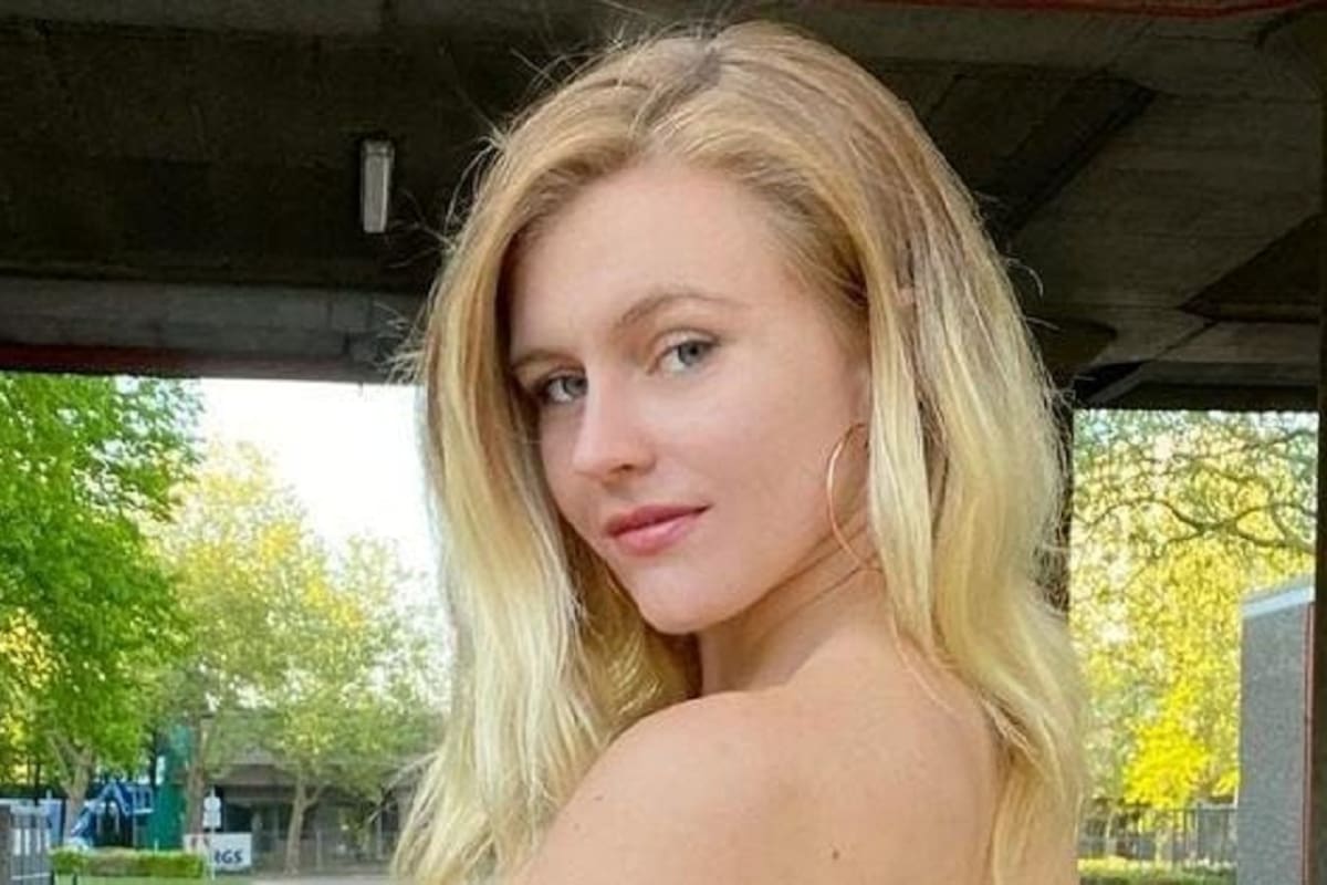 Vera Dijkmans muestra su espectacular retaguardia en llamativo body rojo