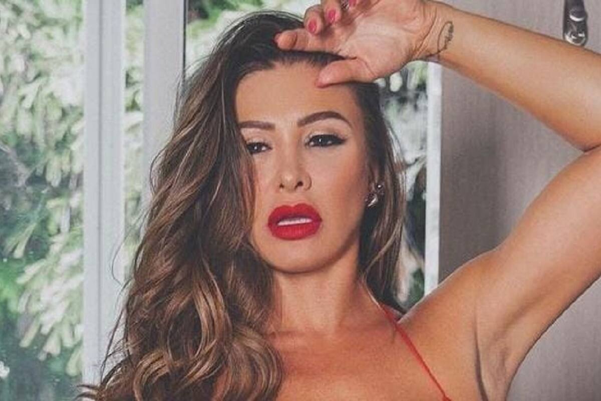 Francia James deja atónitos a sus fans al modelar su bikini desde la regadera