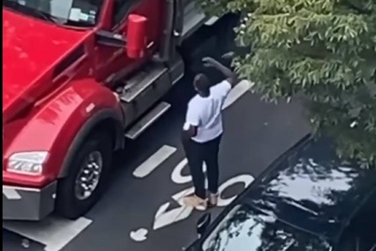 ¡Todo se soluciona bailando! Conductor le baila a otro que tocaba el claxon para que se apurara