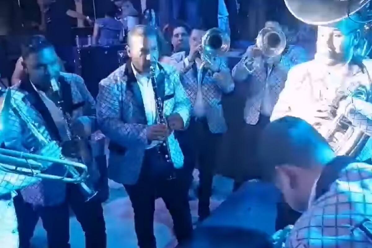 VIDEO: Joven se queda dormido en antro y banda le toca en las orejas para que se despierte