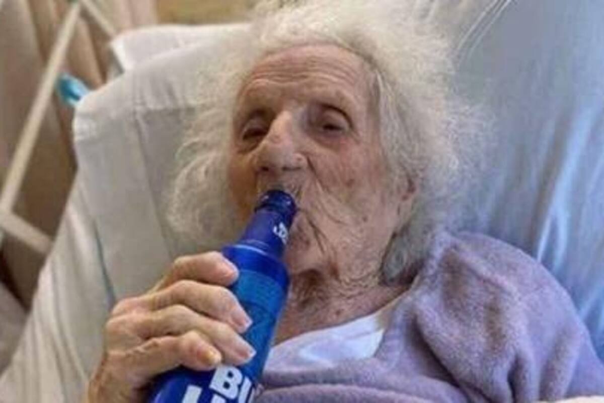 Mujer de 103 celebra con cerveza fría tras superar la Covid-19