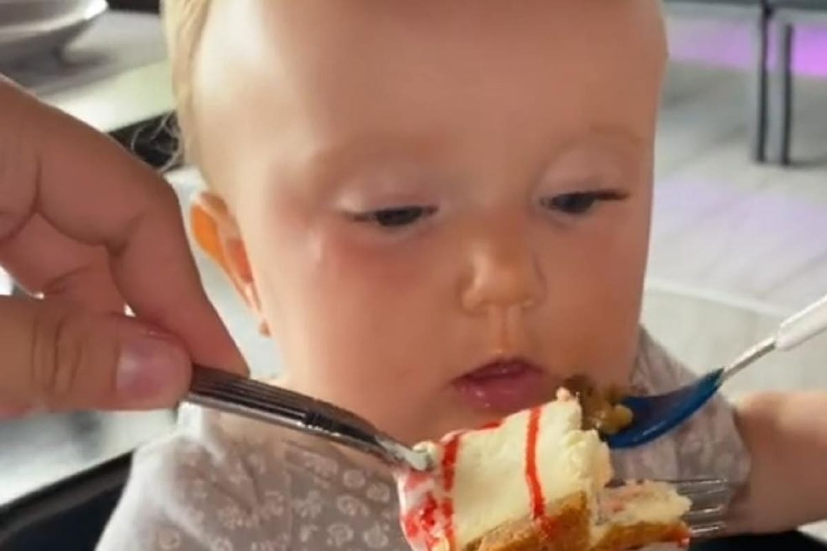 TIKTOK: engañan a bebé con pedazo de pastel para que se coma su comida