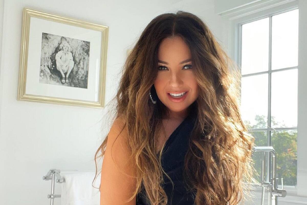 ¡Fabulosa! Thalía envuelve su belleza en corsé negro y enamora a todos