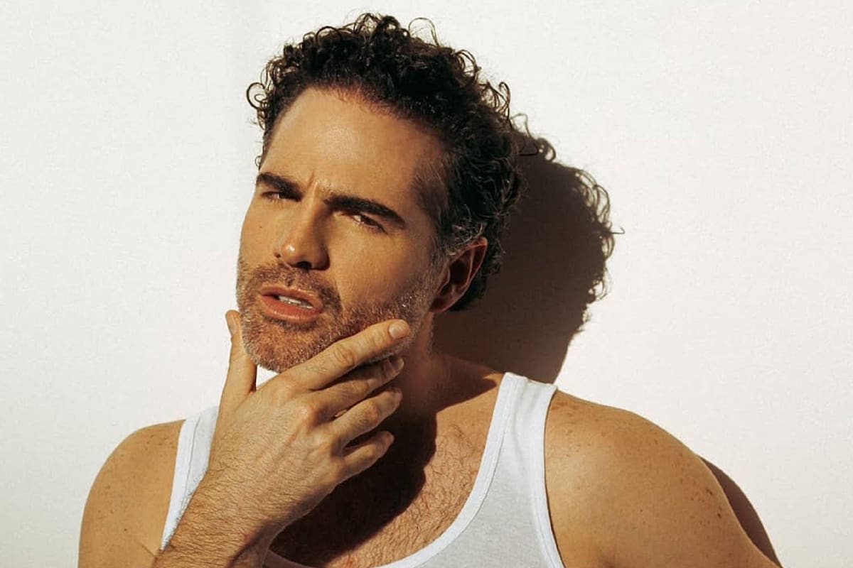 Sin ropa, Roberto Manrique posa para una buena causa ambiental