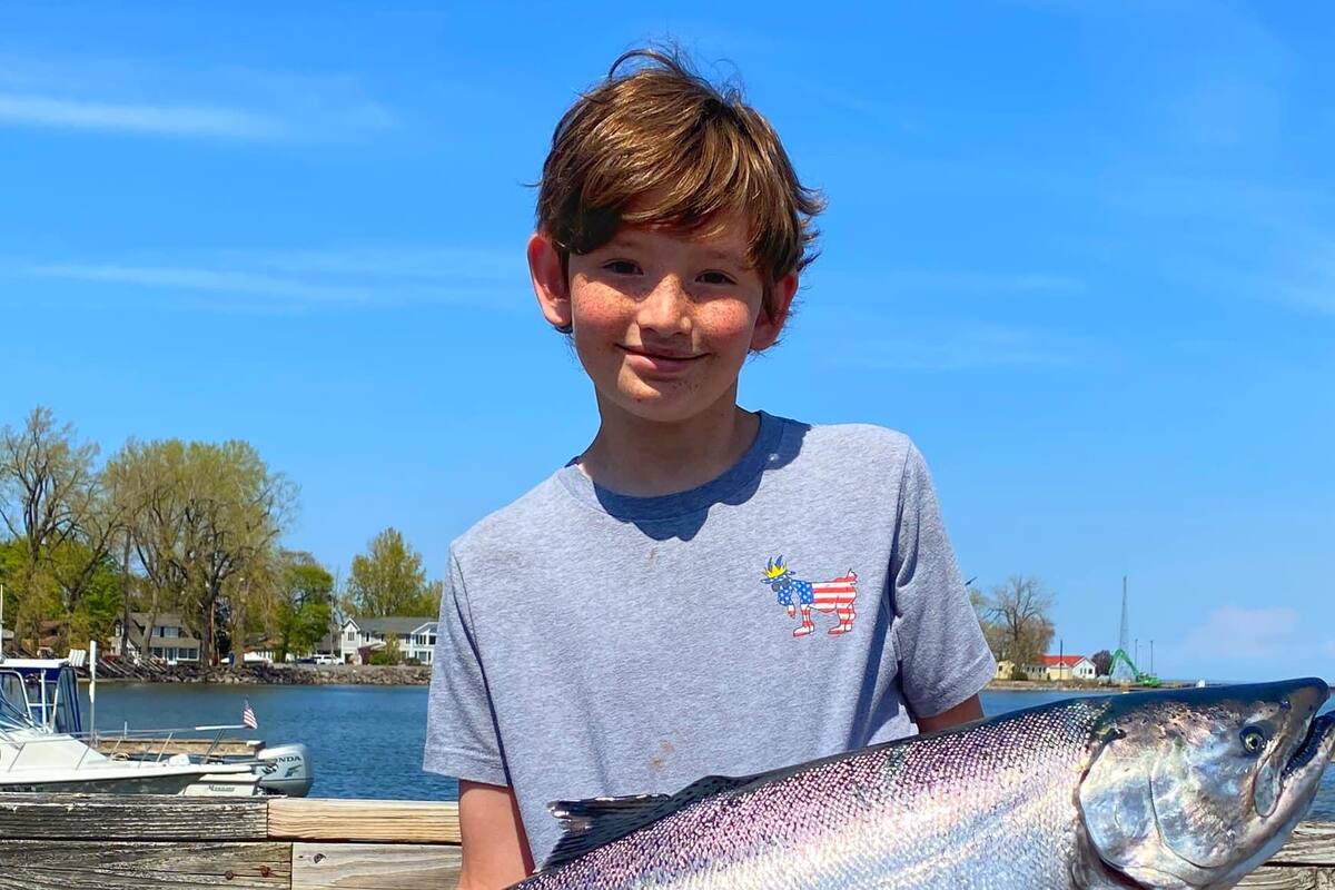 Niño de 12 años gana 15 mil dólares por pescar pez de casi 12 kilos