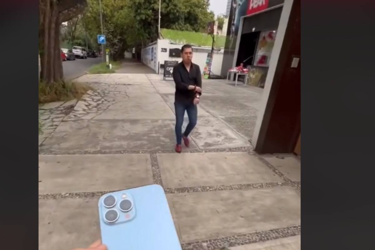 TikToker regala iPhone 13 a mirreyes en la calle y estos lo rechazan