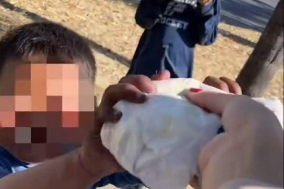 VIDEO VIRAL: Chica les regala hamburguesas a niños de la calle y le hacen la Britney señal