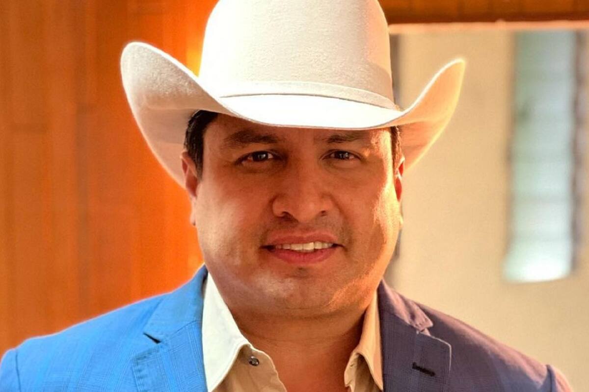 Julión Álvarez le canta a los fans que se quedaron fuera de su concierto