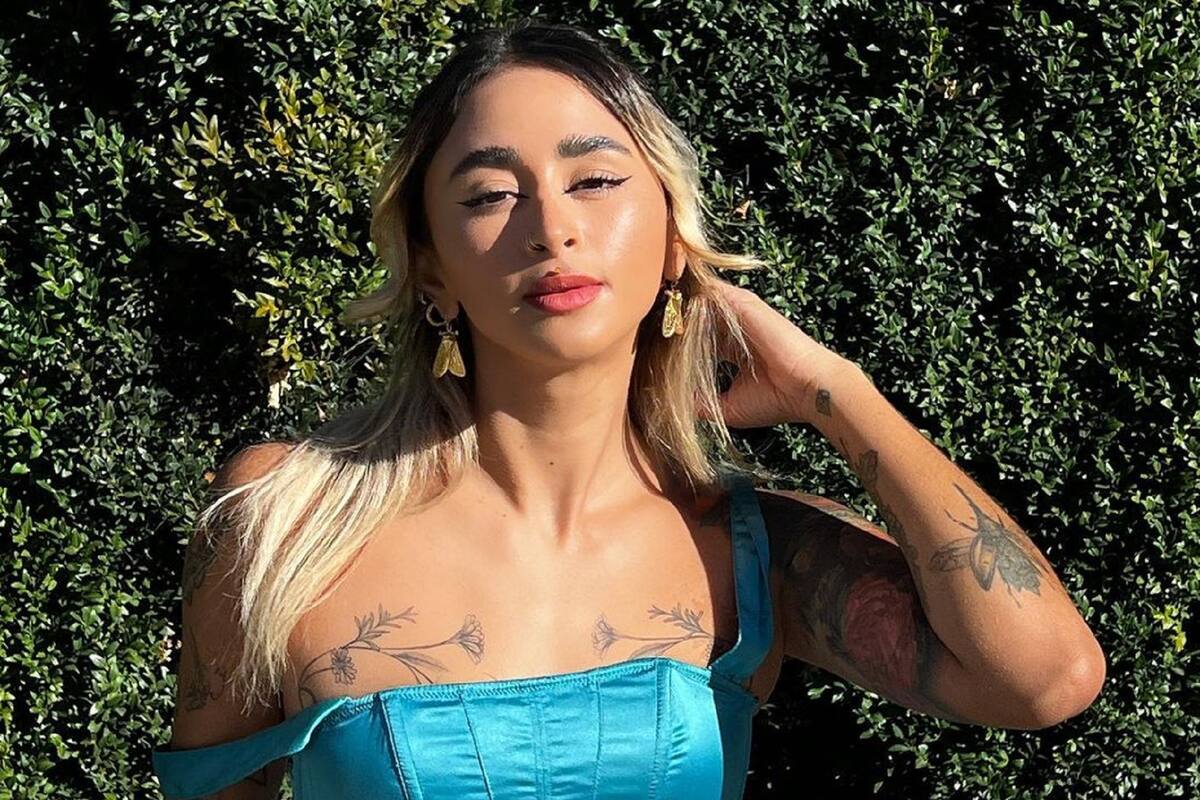 "La Chule", ex de Luisito Comunica, presume cuerpo de infarto al tomar el sol