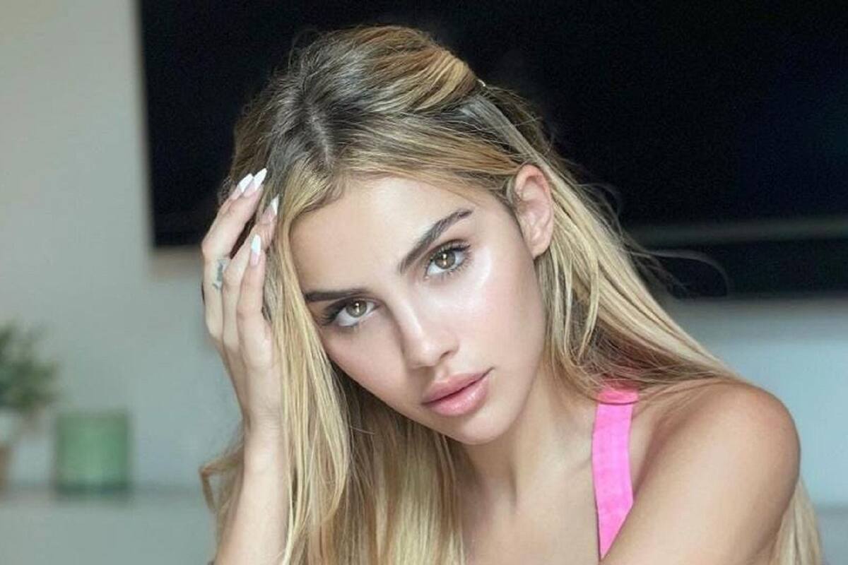 Alexa Dellanos luce su escultural cuerpo en ajustado vestido rosa en Instagram