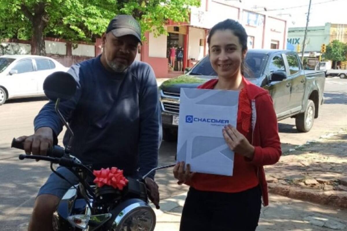 Joven le regala una moto a su padrastro por apoyarla y pagarle su carrera universitaria