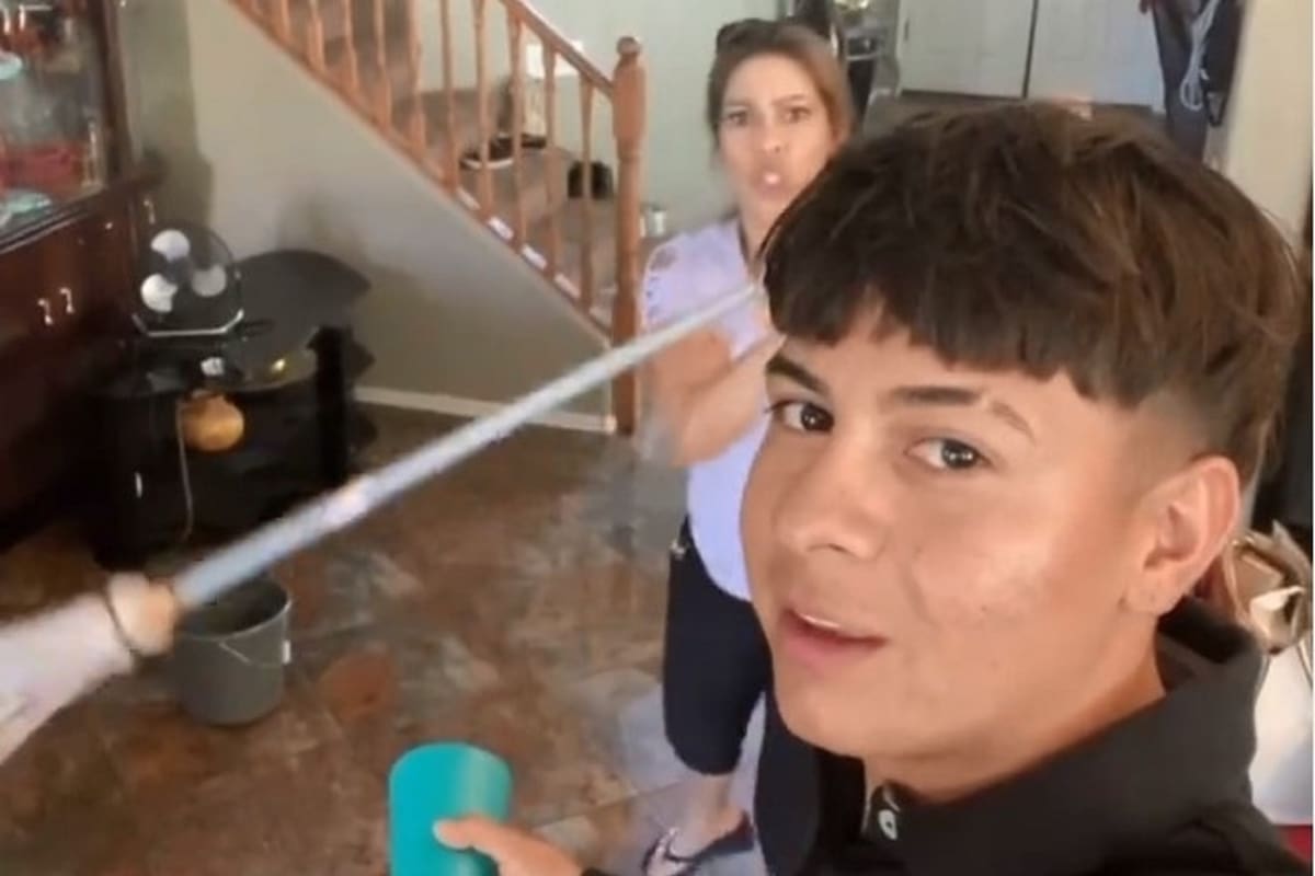 VIDEO VIRAL: Madre golpea a su hijo con el trapeador por ensuciarle el piso con jugo