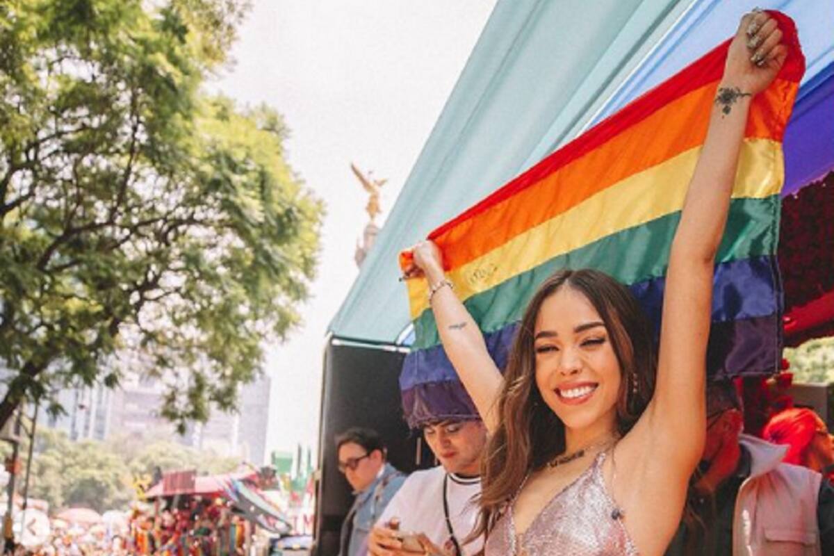 Danna Paola brilló en la marcha LGBTQ+ 2022 con un conjunto metalizado de minifalda