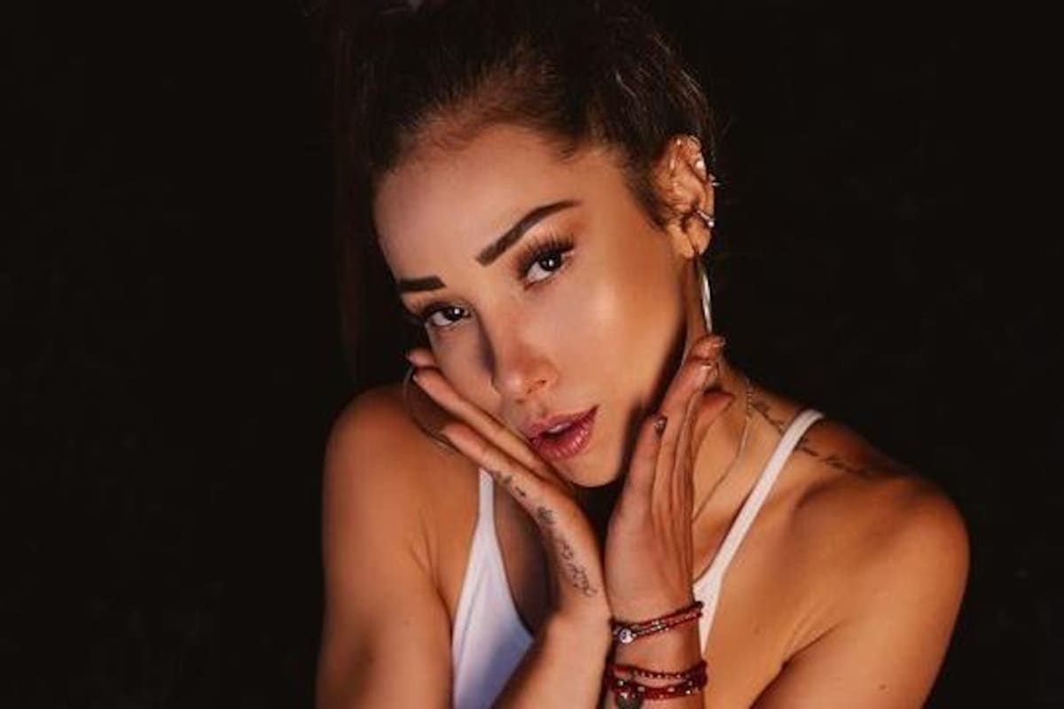 Danik Michell luce cuerpower con mini bikini floreado