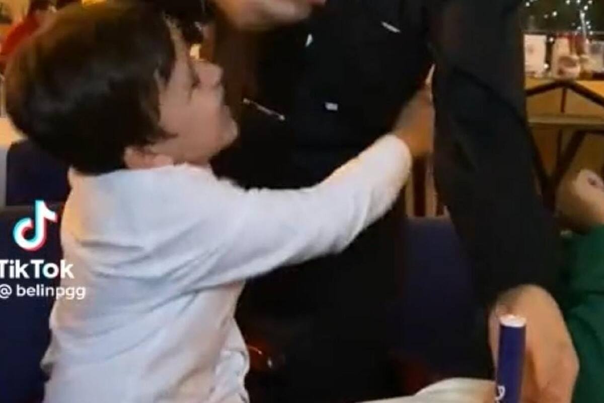 VIDEO VIRAL: Niño abraza a mesero por llevarle su pastel de cumpleaños