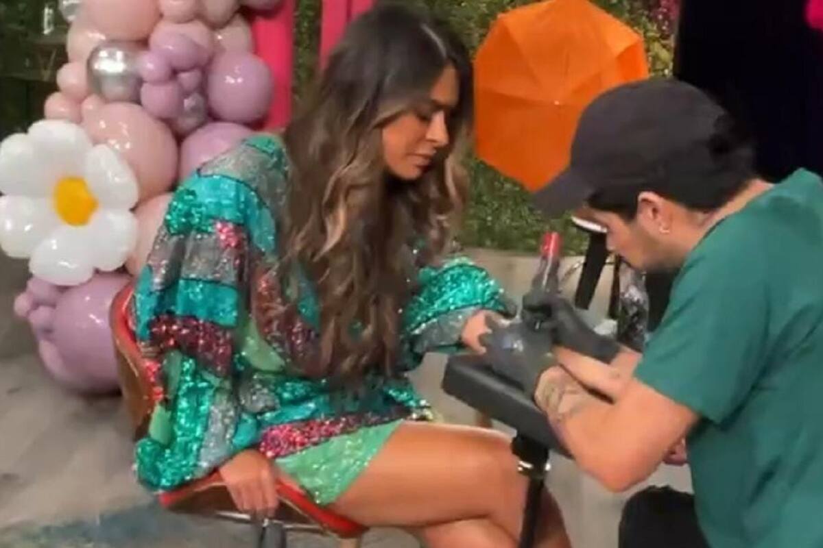 Galilea Montijo se tatúa en pleno programa en vivo para celebrar su cumpleaños número 50