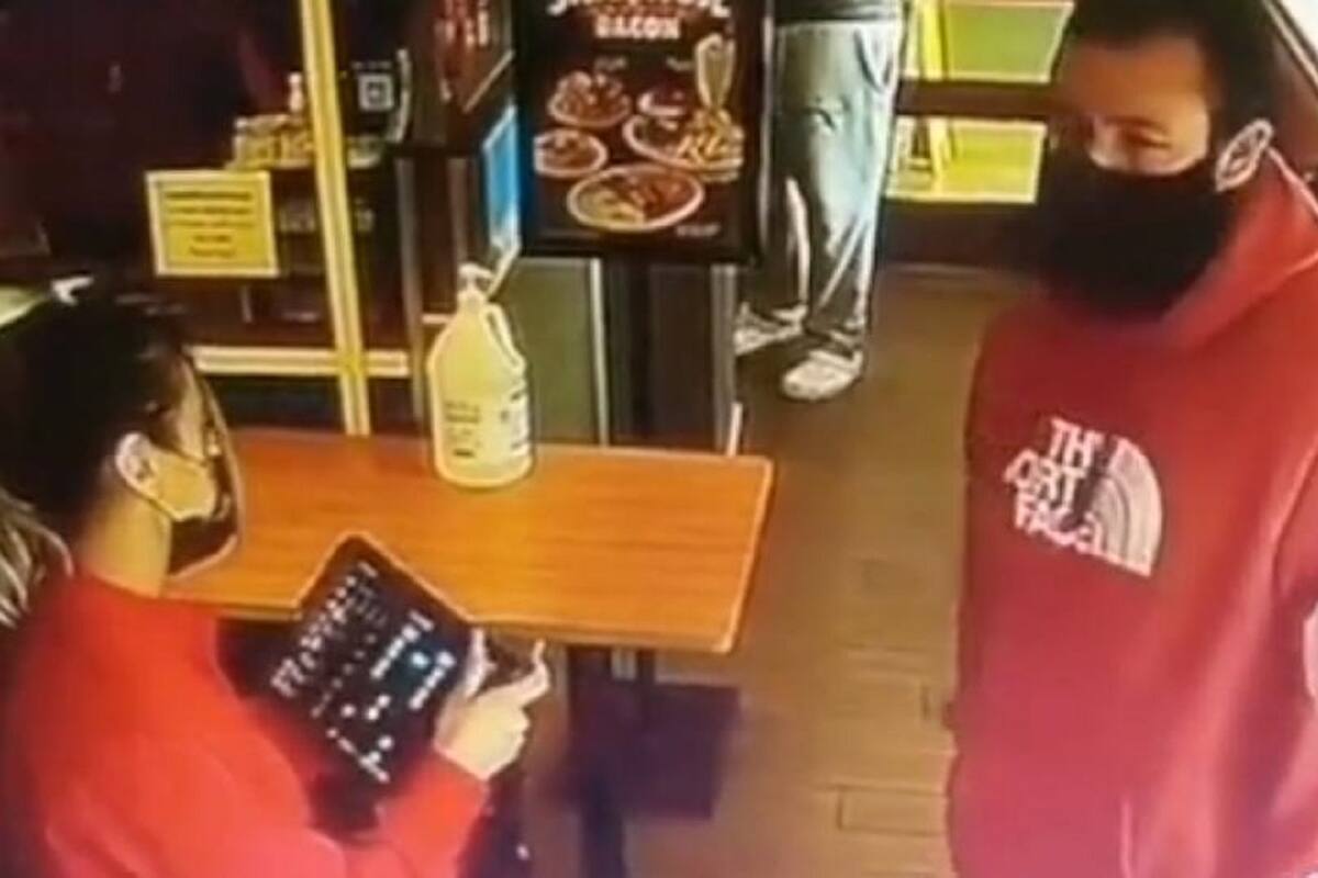 VIDEO VIRAL: Mesera no reconoce a Adam Sandler y le dice que debe esperar 30 minutos