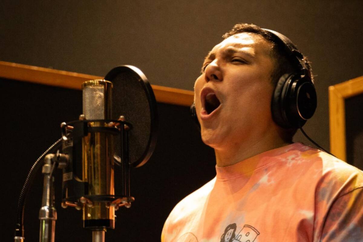 Bajan a Edwin Luna de escenario por presencia de gente armada en su presentación