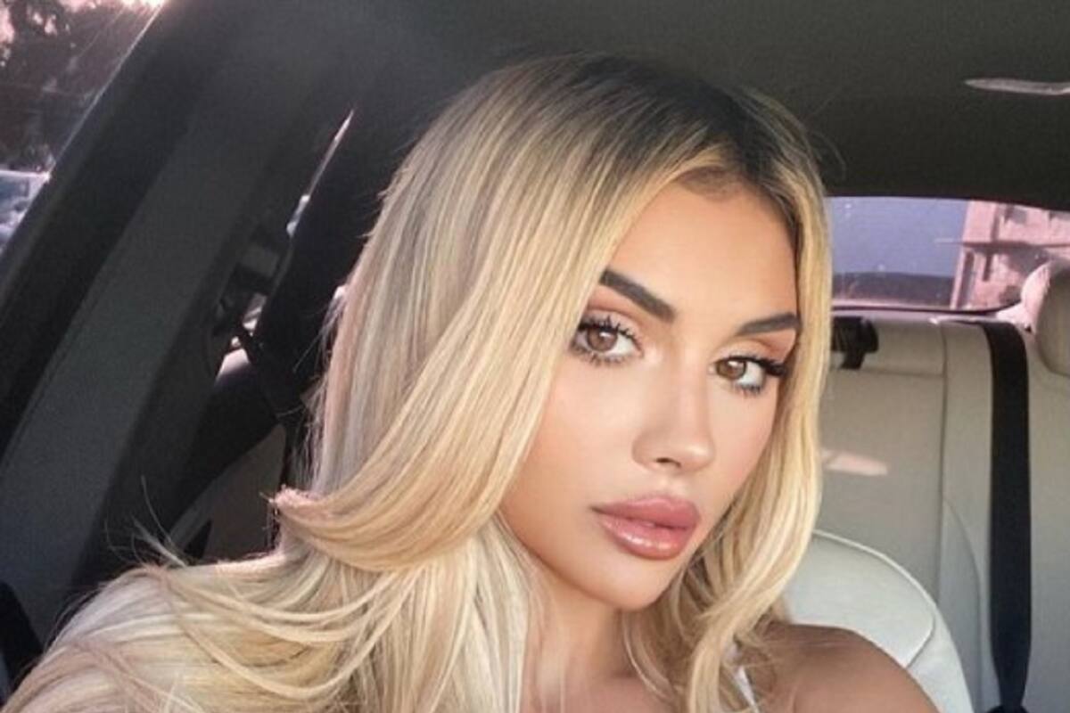 Alexa Dellanos modela sus curvas con diminuto bañador