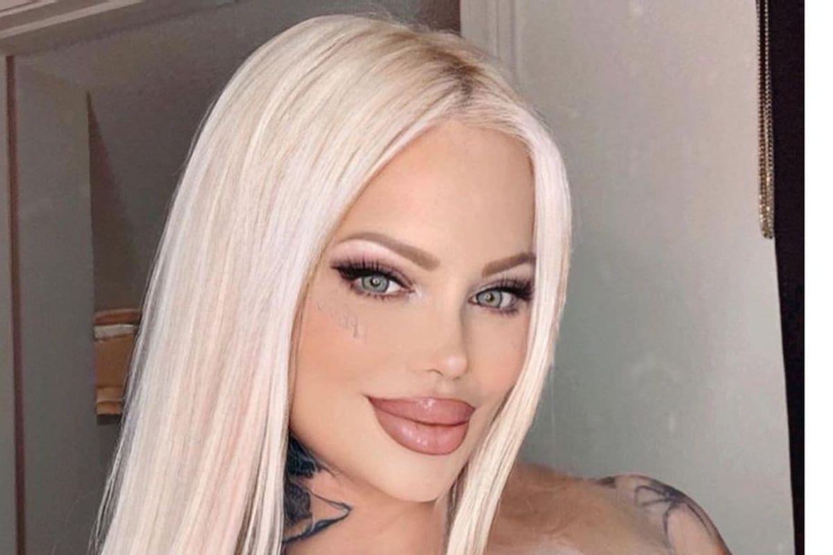 Sabrina Sabrok luce sus atributos en atrevido atuendo