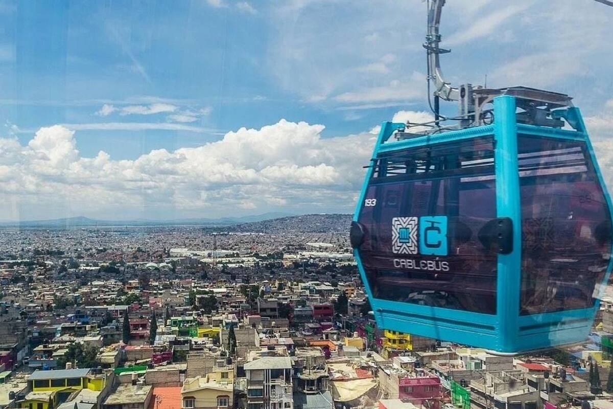 VIDEO VIRAL: Joven hace divertida broma de asalto desde las alturas en un cablebús