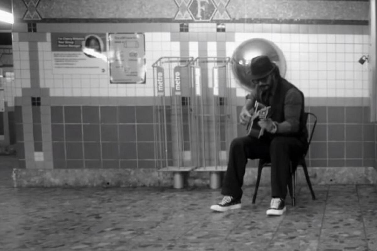Ricardo Arjona canta en el metro de Nueva York y nadie lo reconoce