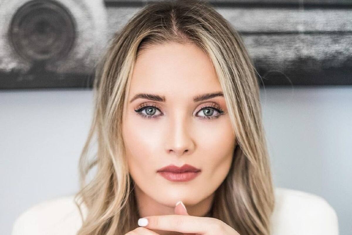 Boca abajo, Kimberly Dos Ramos presume su figura en la playa con tierno bikini
