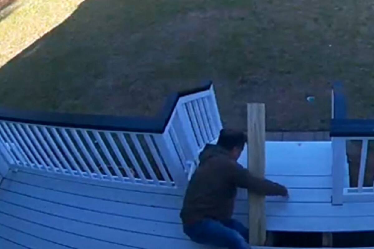 VIDEO: Hombre intentaba reparar la terraza de su casa pero un error lo vuelve viral
