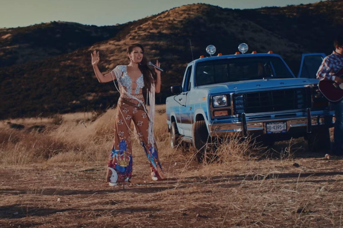 Tachan a Thalía de “desesperada” por lanzar un corrido, ¿le copió a Shakira?