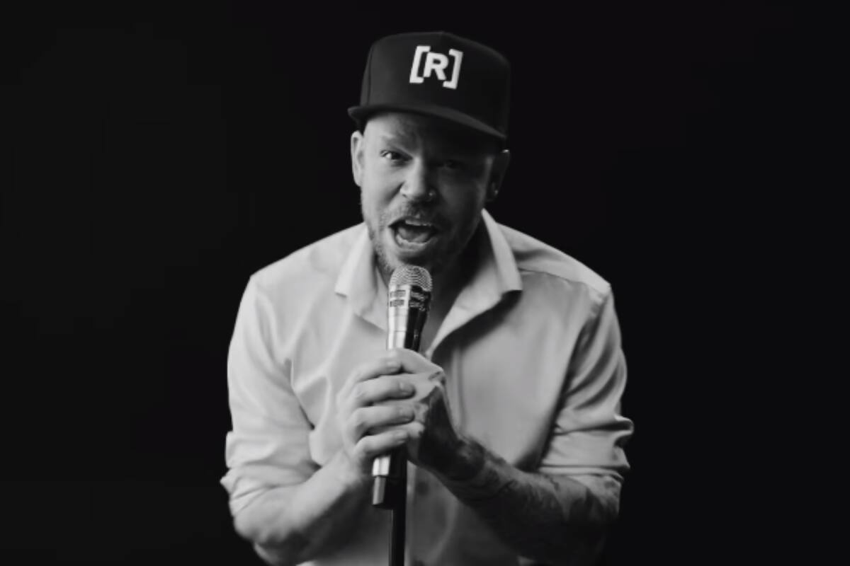 Residente presenta su tema "Bajo y Batería" en el que menciona Shakira