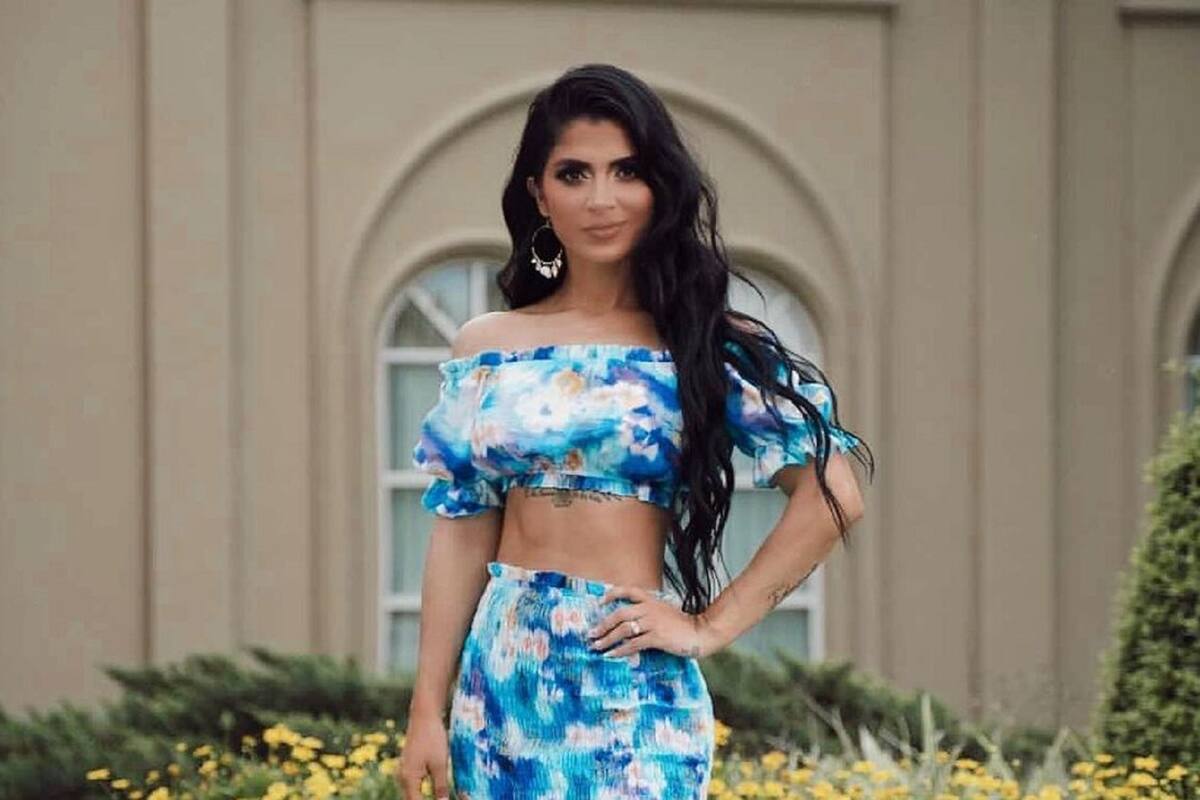 Kimberly Flores presume su marcada figura con disfraz de la "Mujer Maravilla"