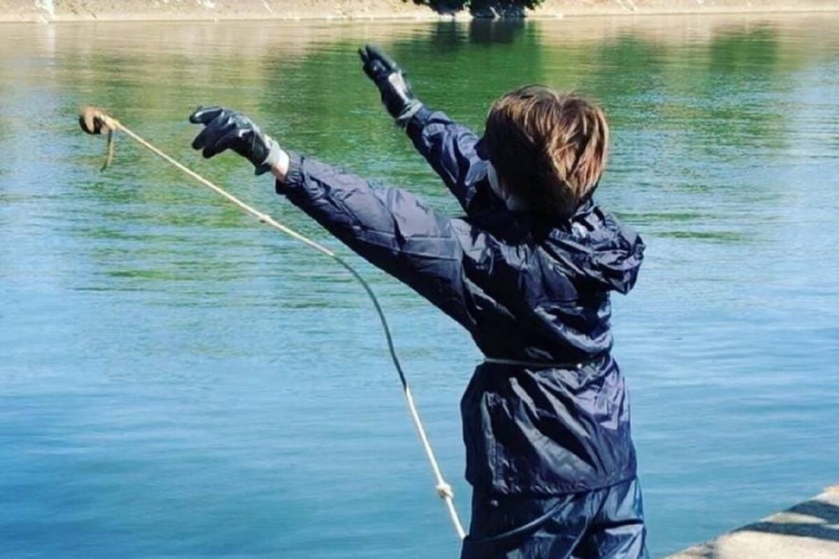 Niño pesca con un imán en el río Sena y estos son algunos de los objetos que ha encontrado