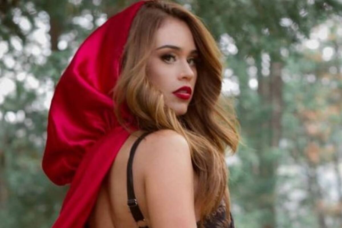 Con sugerente traje de caperucita roja, Yanet García desea feliz Halloween