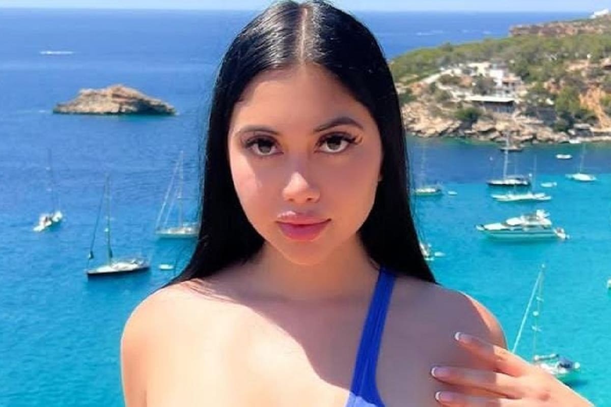 Jailyne Ojeda modela desde la bañera su traje de baño rojo