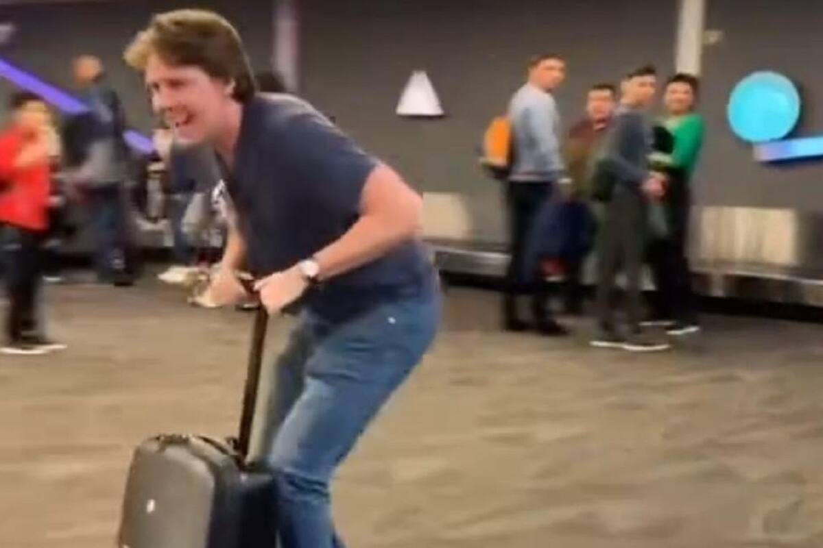 Este hombre logró robar la atención de todos en el aeropuerto por su original maleta
