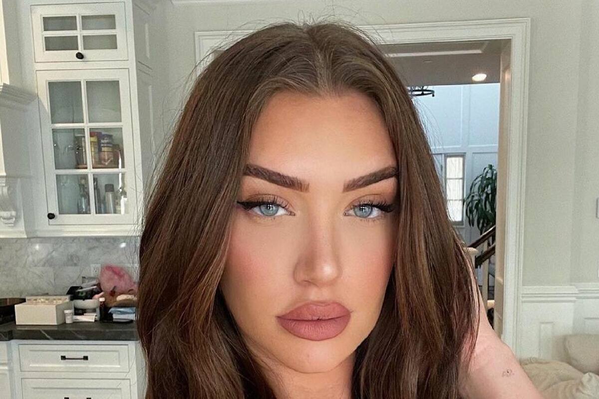 Anastasia Karanikolaou muestra sensuales escotes con su vestido blanco