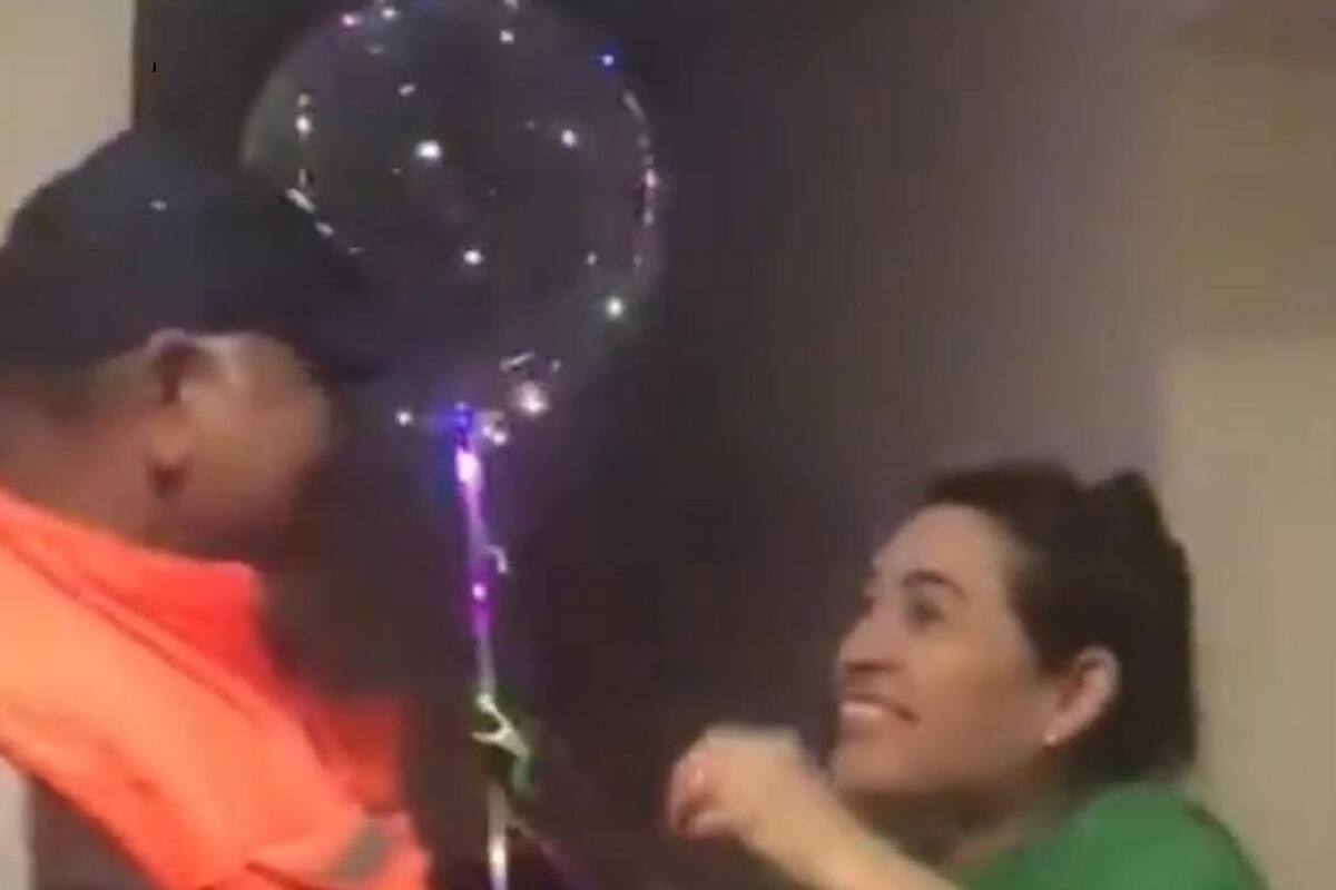 Este hombre le regaló un globo con luces a su esposa y su reacción ha enternecido a todo internet