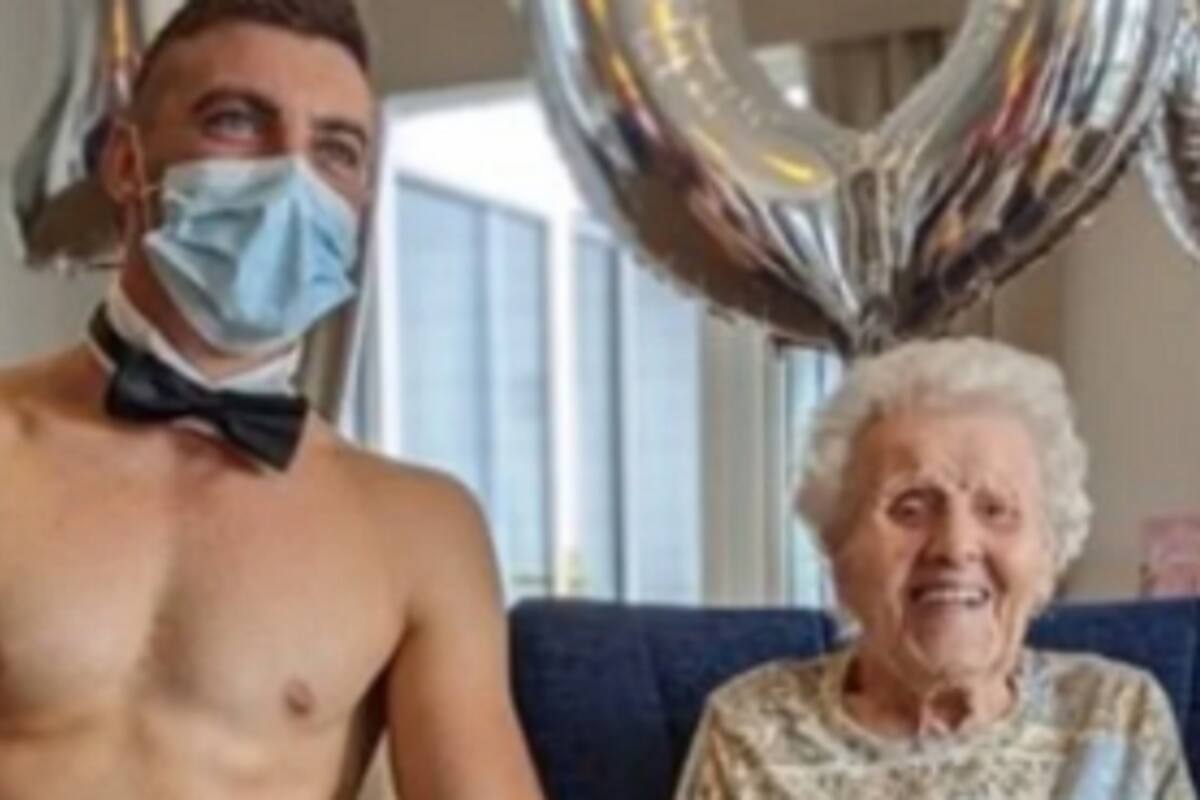 Abuelita inglesa cumple sus 106 años y lo celebra con stripper