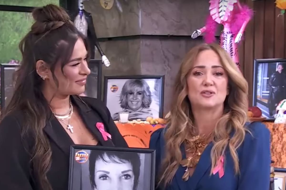 Andrea Legarreta se conmueve al poner una fotografía de su madre en un altar de muertos
