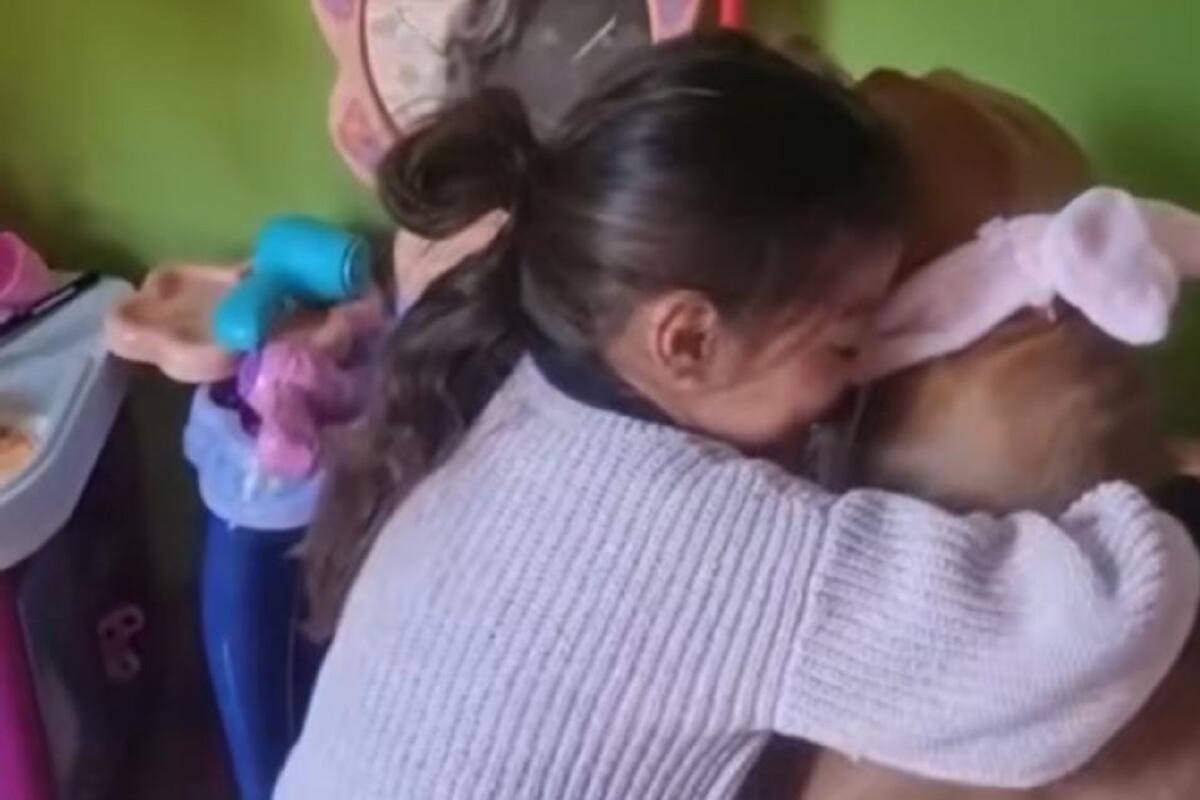 Perrito se vuelve viral por jugar a las princesas con su pequeña dueña