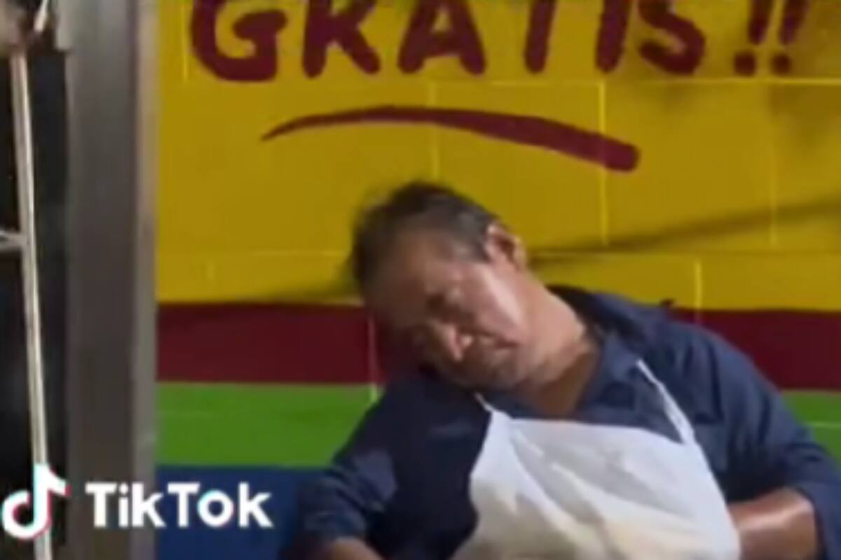 Vendedor de hot dogs se queda dormido y jóvenes atienden el puesto