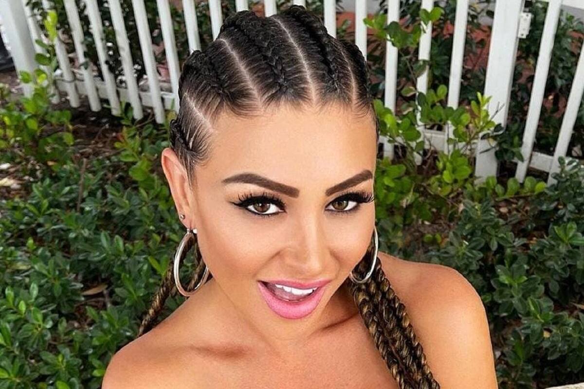 Francia James enamora a sus fans al posar de espaldas su pequeño bikini