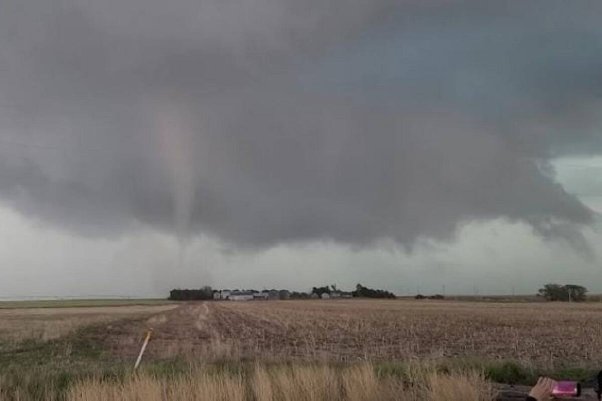 VIDEO VIRAL: Hombre logra grabar un impresionante tornado cerca de una vivienda